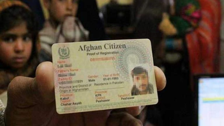 کارت هوشمند برای مهاجرین افغانستانی در پاکستانی