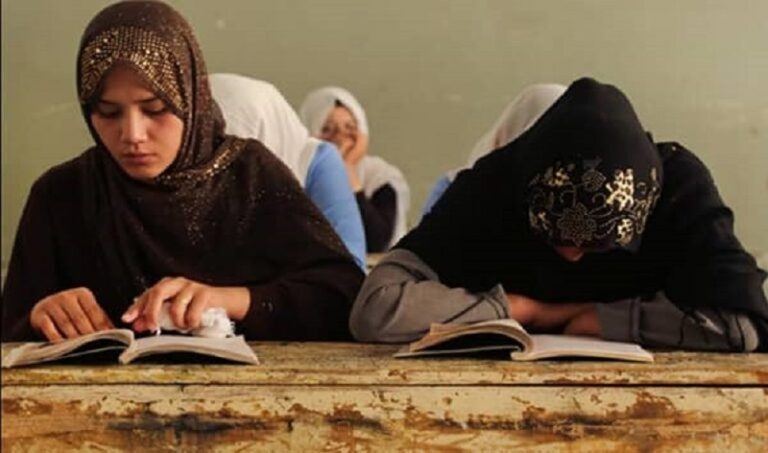 چند سازمان هزینه تحصیل دختران افغان در ایران را به عهده گرفتند