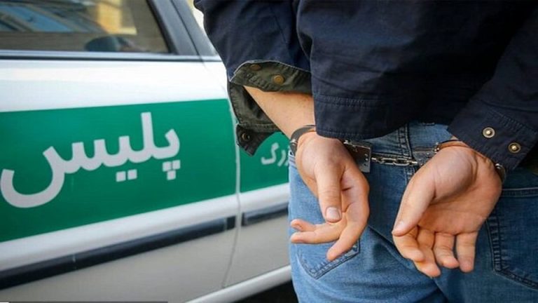 پلیس تقلبی که از اتباع زورگیری می کرد بازداشت شد
