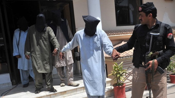افغان های دارنده مدرک اقامتی نیز در پاکستان بازداشت می شوند
