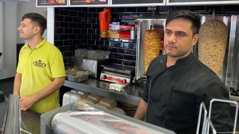 جوان مهاجر افغانستانی مدیر رستوران و کارآفرین موفق در آلمان