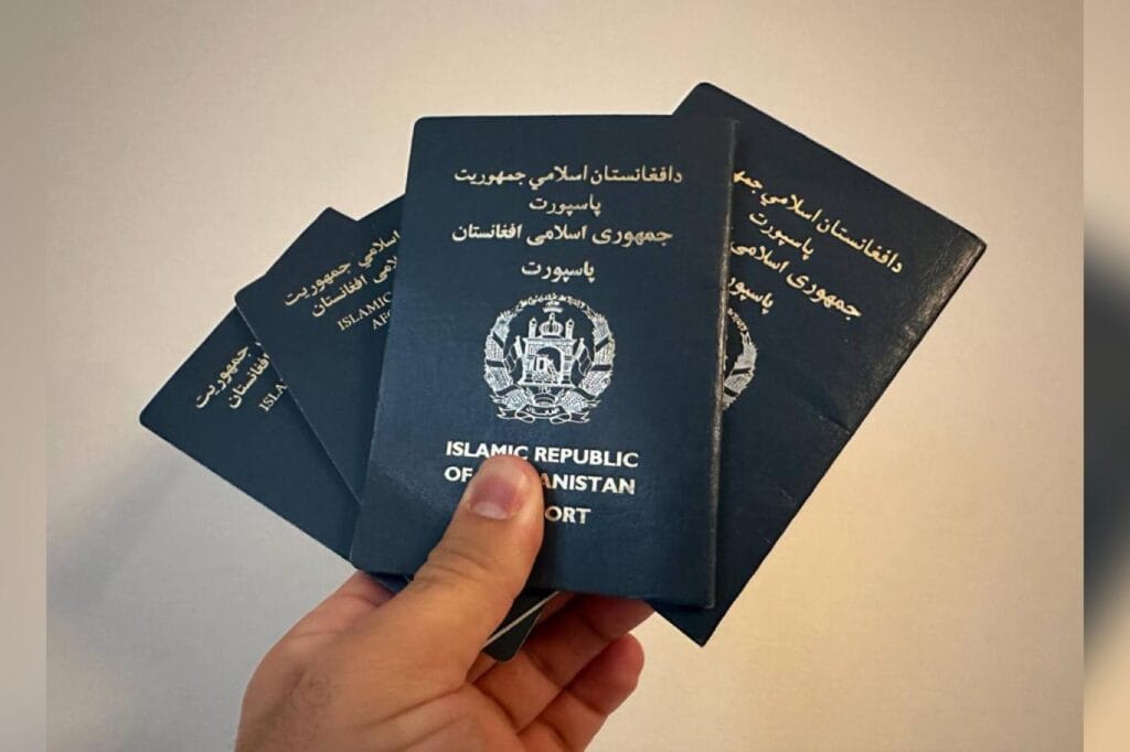 بنا بر اطلاعیه‌ اداره‌ پاسپورت افرادی که اعتبار پاسپورت خود را در خارج تمدید کرده اند، باید پاسپورت جدید بگیرند