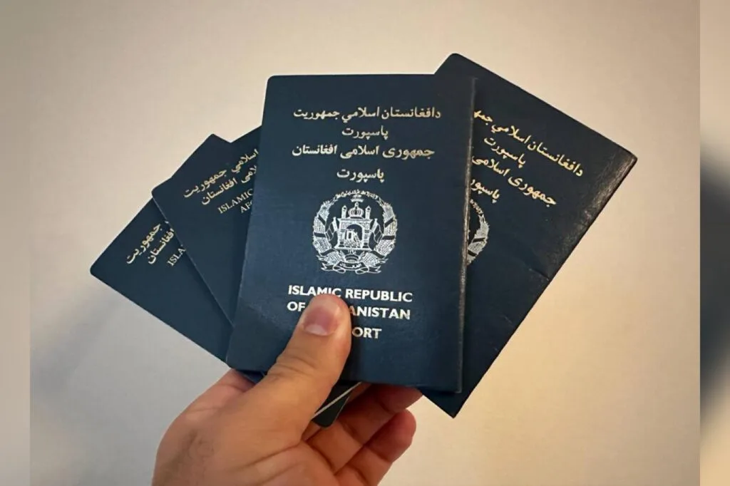 بنا بر اطلاعیه‌ اداره‌ پاسپورت افرادی که اعتبار پاسپورت خود را در خارج تمدید کرده اند، باید پاسپورت جدید بگیرند
