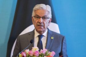 وزیر دفاع پاکستان: مخالفان اخراج پناهجویان افغان دشمن پاکستان هستند