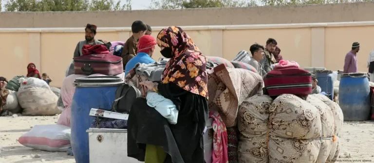 اخراج هزاران پاکستانی و افغان؛ سیاست‌های تازه اسلام‌آباد در قبال مهاجران