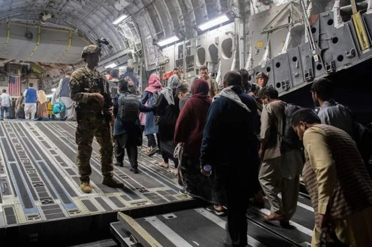 هزاران پناه‌جوی افغانستانی در کالیفرنیا با اخطار خروج فوری از آمریکا مواجه شدند
