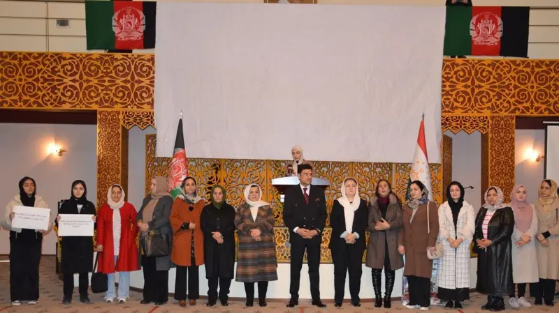 شماری از فعالان و زنان افغان در سفارت افغانستان در دوشنبه