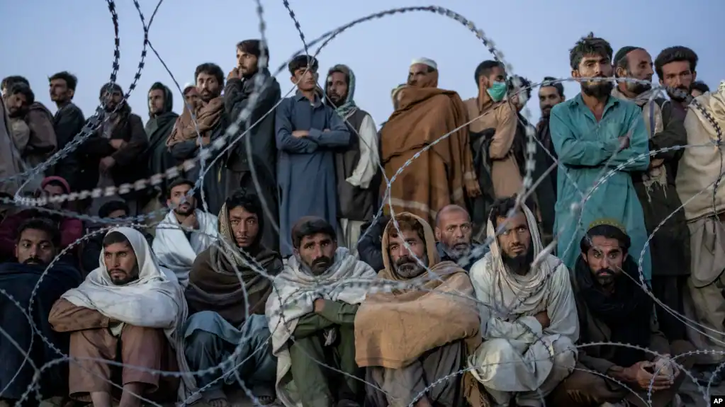 عفو بینالملل خواستار توقف فوری اخراج مهاجران افغانستان و تمدید اعتبار کارت ثبتنام (پیاوآر) شد
