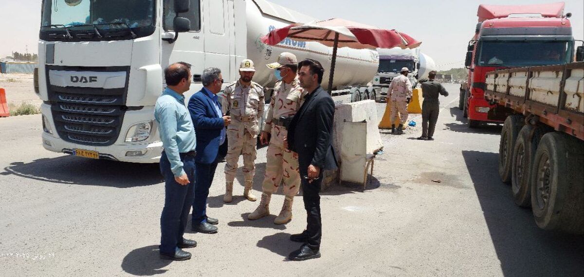 انتقال کالاهای اتباع غیرمجاز افغانستانی از طریق ۲۰۰ کامیون ایرانی در مرز دوغارون