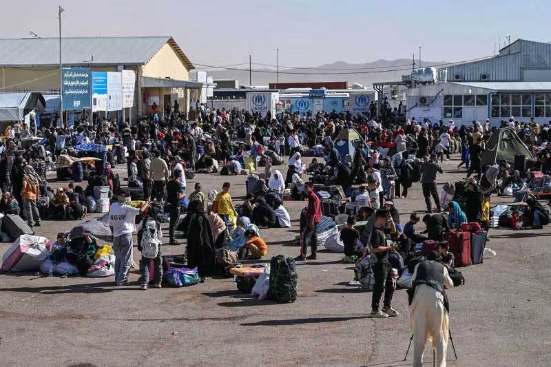 فوربز: بازگشت گسترده مهاجران افغان ثبات شکننده افغانستان را تهدید می‌کند