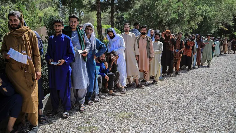 ثبتنام ۸ هزار افغان برای ۱۸۰۰ موقعیت شغلی تخصصی در قطر 1 صف متقاضیان کار در قطر در شهر هرات