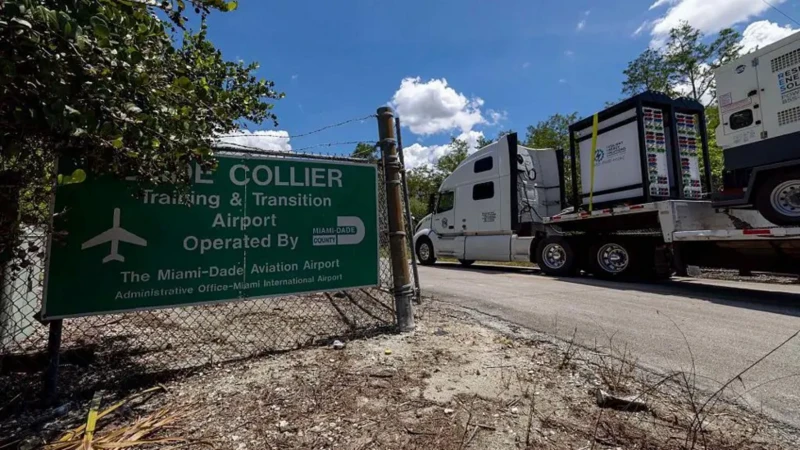 تبدیل فرودگاه متروکه فلوریدا به مرکز بازداشت مهاجران؛ «آلکاتراز تمساحها» در قلب مردابها 1 توضیح تصویر،کامیونی حامل ژنراتورها که درحال وارد شدن به مرکز بازداشت جدید در روز سهشنبه دیده شده است