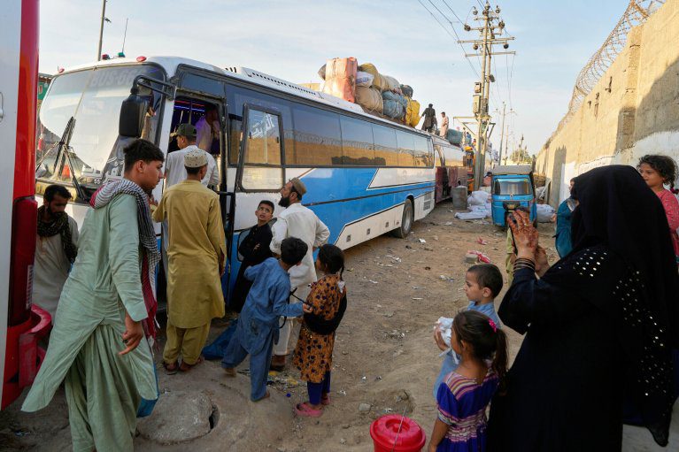 ۸۲ درصد خانوادههای مهاجر بازگشتی از پاکستان با بدهی مواجهاند