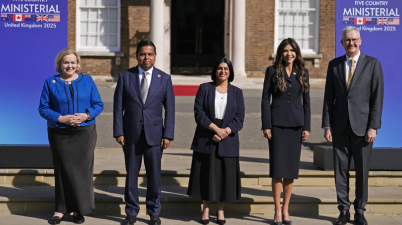 شبانه محمود (وسط) در مورد امنیت مرزی و سوءاستفاده جنسی و استثمار کودکان با همتایان خود از (چپ به راست) نیوزیلند، کانادا، آمریکا و استرالیا گفتگو کرد