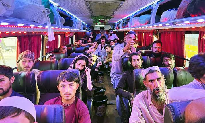 آزادی ۱۸۲ شهروند افغانستان از زندان‌های پاکستان و بازگشت هزاران مهاجر