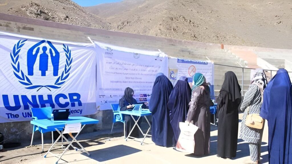 محدودیت‌های تازه طالبان؛ اختلال در خدمات‌رسانی به زنان بازگشته به افغانستان