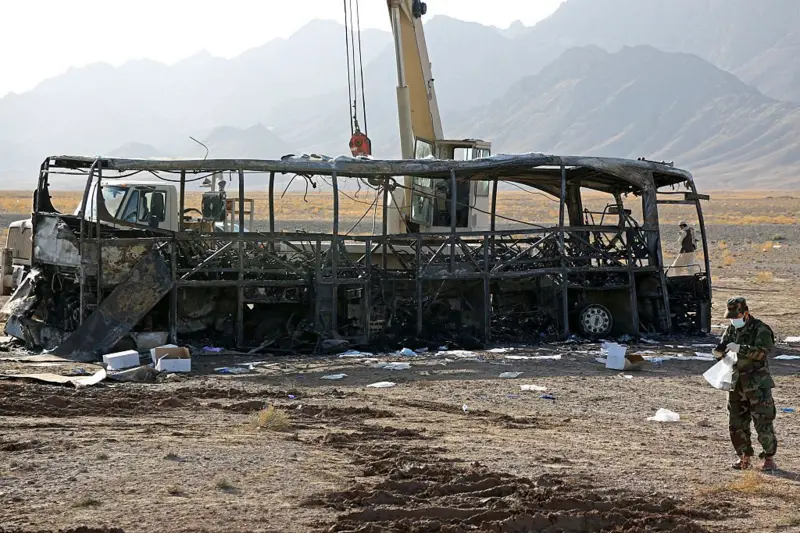 بقایای اتوبوس شماره هفت در روز بعد از تصادف در مسیر هرات-کابل