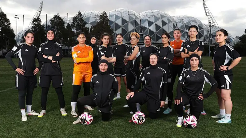 تعویق تمرینات تیم فوتبال زنان پناهجوی افغان در آستانه بازگشت به رقابت‌های بین‌المللی