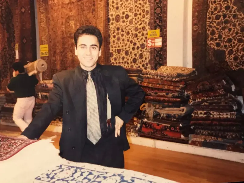 پژمان نوزاد برای مدتی در یک فرش فروشی کار کرد