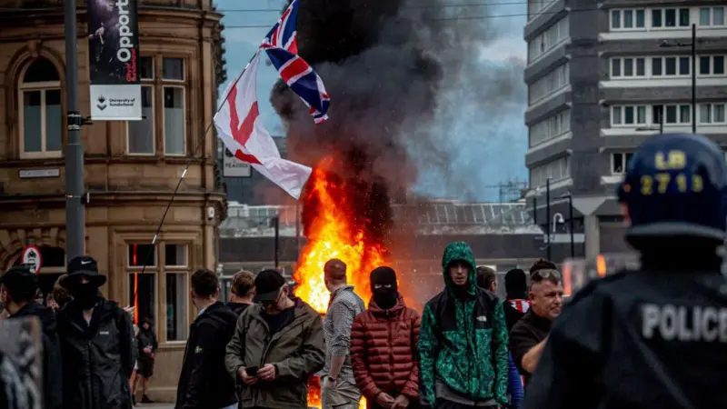 بازگشت ملیگرایی افراطی به بریتانیا؛ نشانهای از چرخش سیاسی؟ 2 ظهور احساسات راست افراطی ناشی از ترکیبی پیچیده از عوامل است