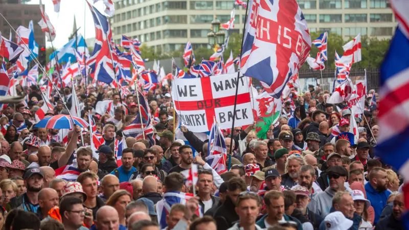 بازگشت ملیگرایی افراطی به بریتانیا؛ نشانهای از چرخش سیاسی؟ 3 کارشناسان هشدار میدهند که اگر موج راست افراطی ادامه یابد، ممکن است شاهد افزایش خشونت سیاسی و فرسایش نهادهای دموکراتیک باشیم