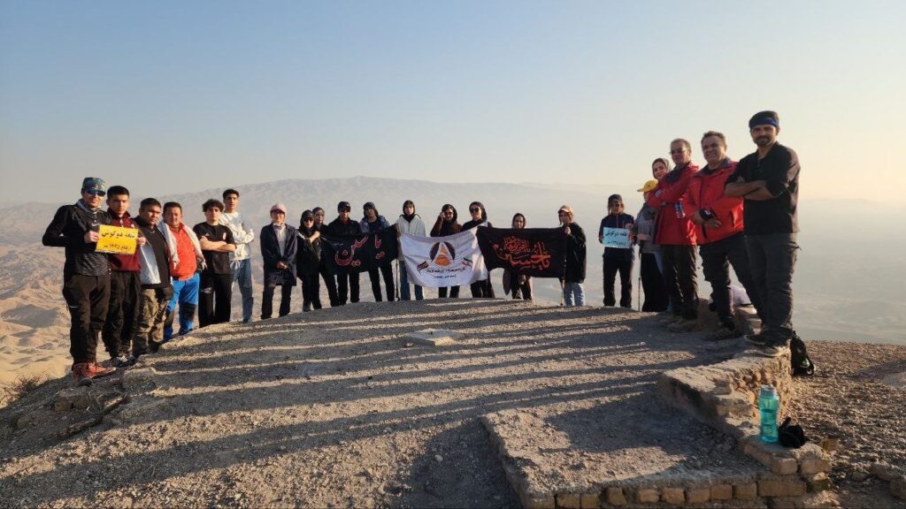 صعود مشترک ایرانیان و افغانستانیها به قله دوگوش با شعار دوستی و برادری