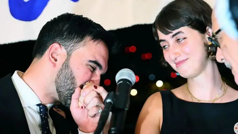 این زوج در اپلیکیشن همسریابی هینج با هم آشنا شدند