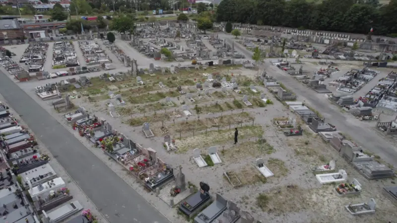 گوشه‌ای از گورستانی کوچک در شمال کاله به پناهجویانی اختصاص یافته که در مسیر پر خطر به بریتانیا جانشان را از دست داده‌اند