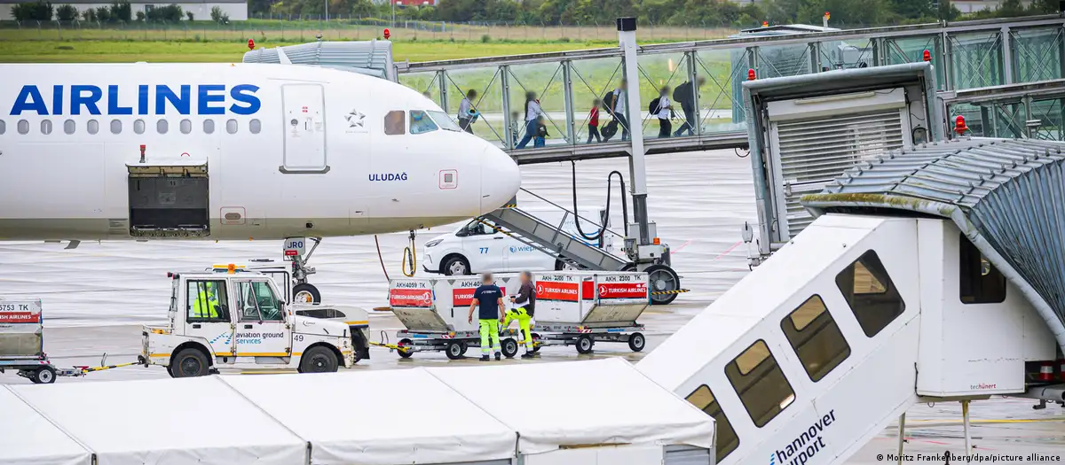 ۵۲ پناهجوی افغان از پاکستان به آلمان منتقل شدند