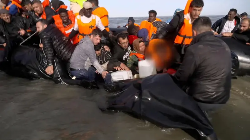 در بسیاری موارد، پلیس فرانسه زودتر مهاجران به قایق بادی می‌رسد و آن را پاره می‌کند