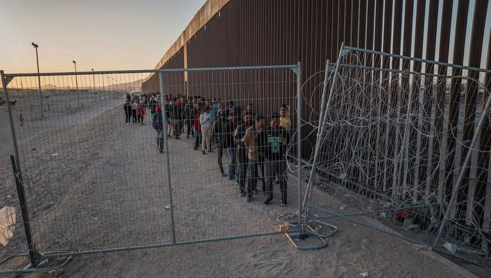 طرح ترامپ برای نگهداری ۸۰ هزار پناهجو در انبارهای صنعتی