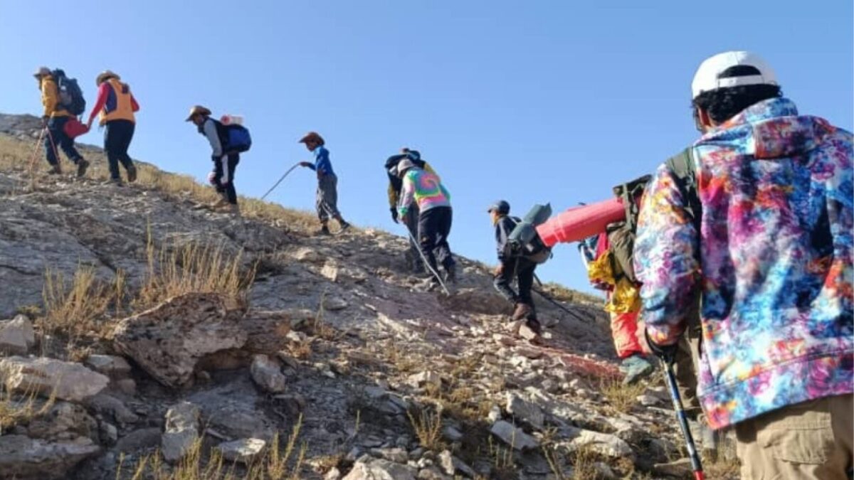 صعود موفق تیم کوهنوردی دیار سنایی به ارتفاعات خوگیانی غزنی در زمستان