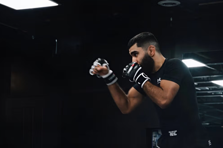 فردوس نعیمی بدون شکست افغانستان مقابل رامون کاردوزو مکزیکی در Unified MMA 66 تورنتو