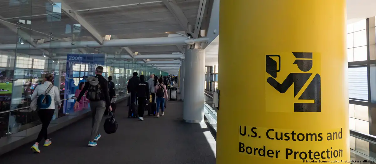 سفر به آمریکا؛ احتمال اجباری شدن ارائه حساب‌های شبکه‌های اجتماعی برای ورود بدون ویزا