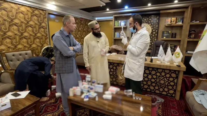 بحران داروهای تقلبی در افغانستان؛ تهدیدی پنهان برای جان بیماران 1 پزشکان زمانی متوجه معضل داروهای جعلی شدند که مقادیر زیادی دارو از مسکو به دستشان رسید