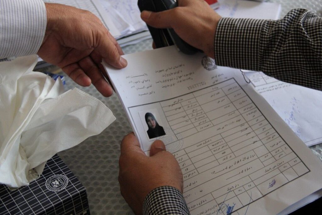 کارت تثبیت هویت چیست؟ به چه کسانی تعلق می‌گیرد و چگونه می‌توان آن را دریافت کرد؟