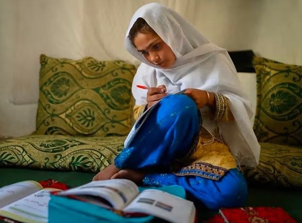 عکس سال یونیسف ۲۰۲۵: نماد مقاومت دختران افغان در برابر محرومیت از آموزش