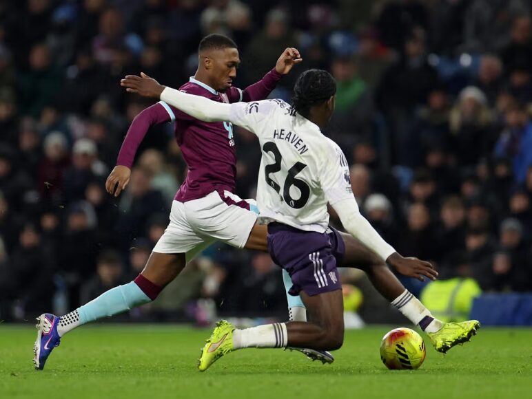 تساوی منچستریونایتد مقابل برنلی در اولین بازی پس از جدایی روبن آموریم