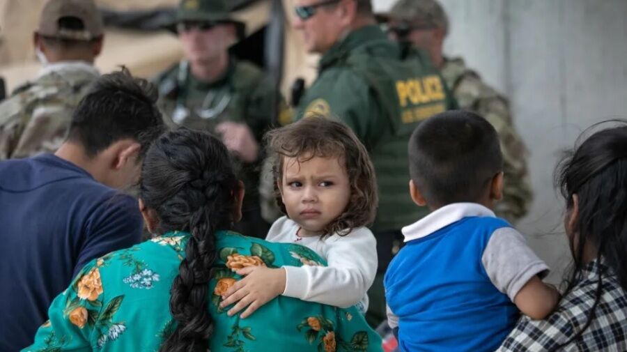 رکوردشکنی بازداشت مهاجران در آمریکا؛ بیش از ۷۰ هزار نفر در بازداشتگاه‌های ICE، اعتراضات مرگبار در مینیاپولیس