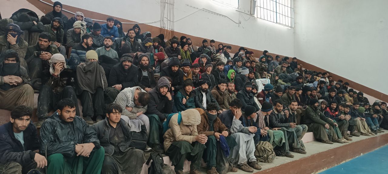 نجات ۳۰۰ مهاجر غیرمجاز افغانستانی از برف و کولاک در مرز تایباد