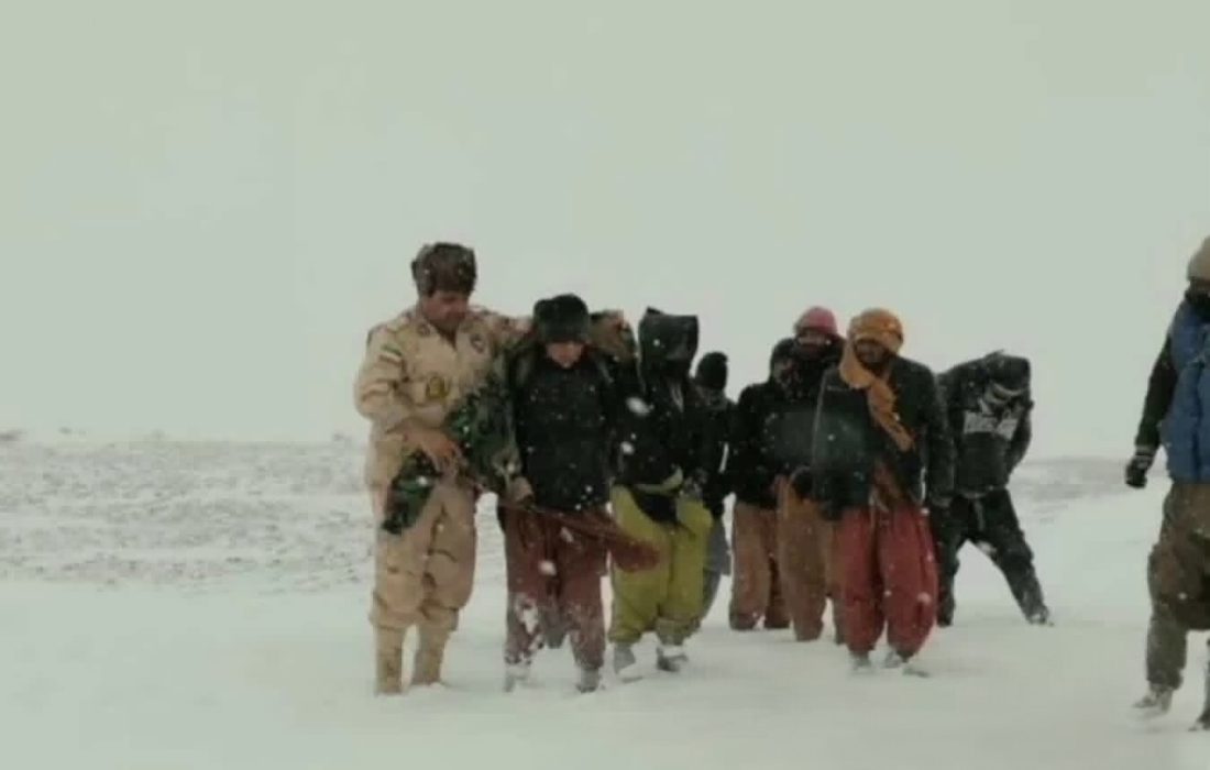 نجات ۷۰۰ تبعه افغانستان از سرمای مرگبار در مرز تایباد توسط مرزبانان ایران