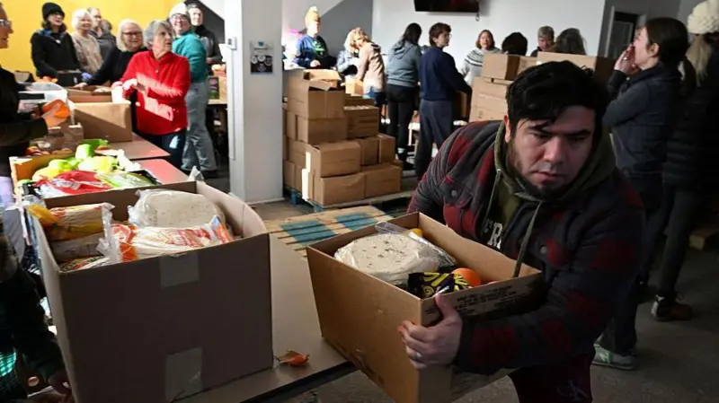 اعضای کلیسای انجیلی «خدا امروز سخن می‌گوید» توزیع غذا برای کسانی که تحت تاثیر عملیات اداره مهاجرت و گمرک قرار گرفته‌اند را سازماندهی کرده‌اند