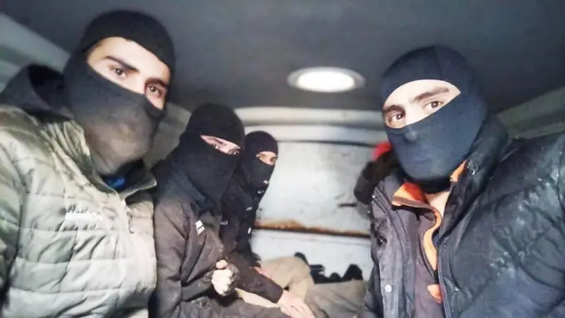 عکس که یک قاچاقچی انسان در اختیار بی‌بی‌سی قرار داده است می‌گوید از مزدوران نقابدار است