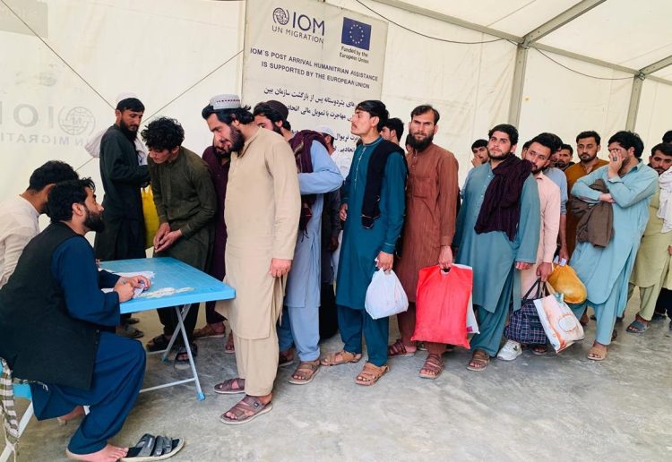 موج تازه بازگشت اجباری؛ صدها مهاجر افغان از زندان‌های پاکستان رها شدند