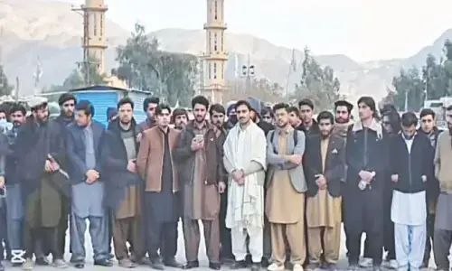 بازگشت ۱۳۵ دانشجوی پزشکی پاکستانی از افغانستان پس از ۹ ماه بلاتکلیفی