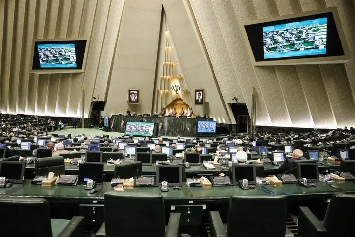 مجلس ایران برای اقامت غیرمجاز اتباع خارجی جریمه ۱۰ هزار یورویی تعیین کرد